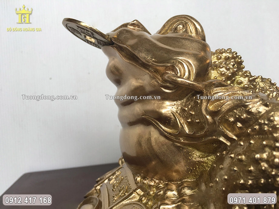 Toàn bộ bề mặt bức tượng được làm màu uy nghiêm